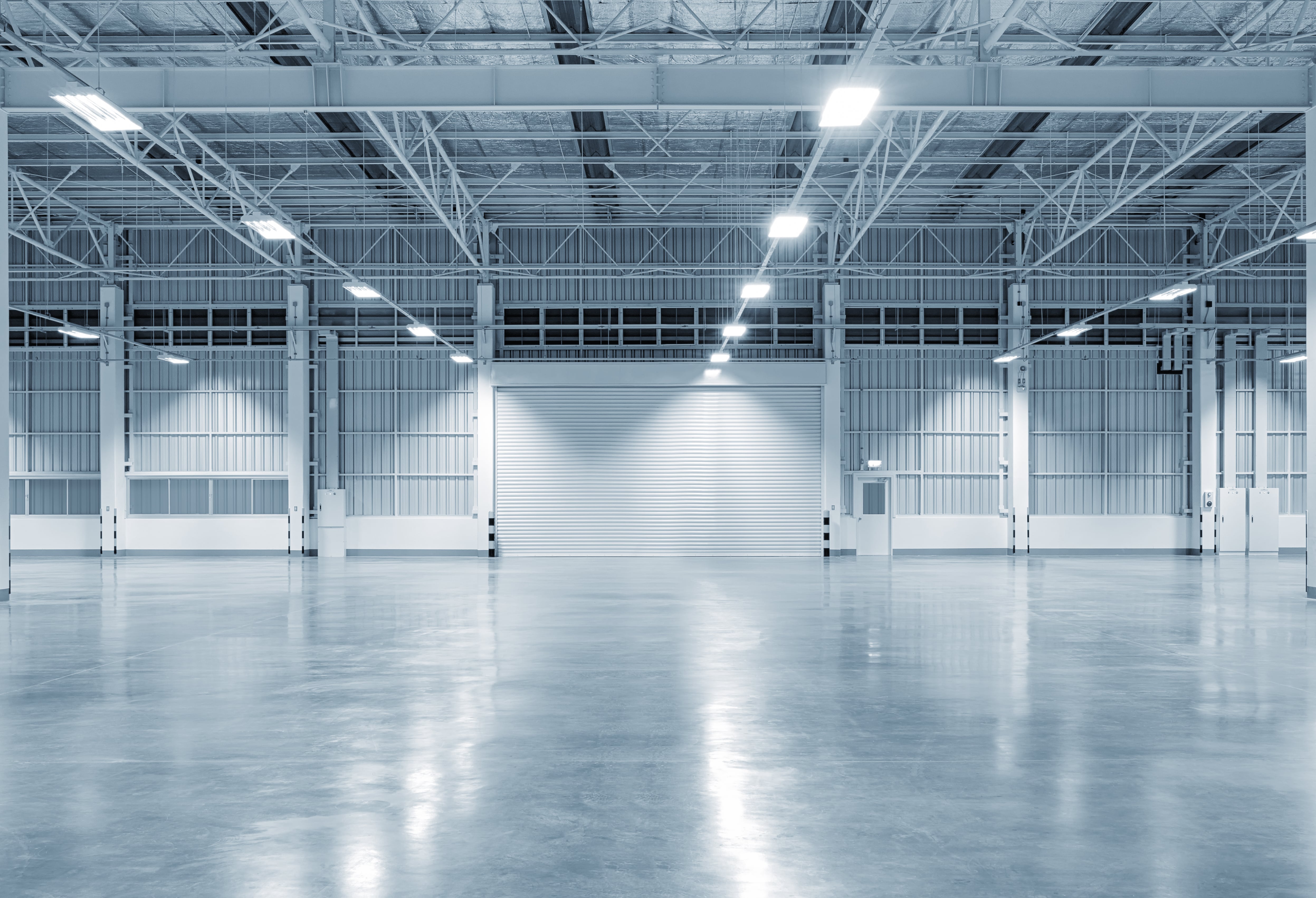 The inside view of an empty space/facility/warehouse